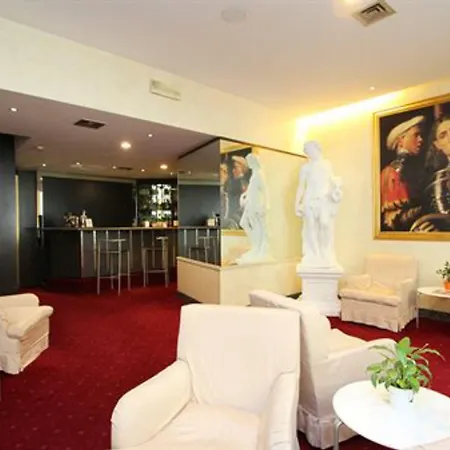 Club Hotel-3
